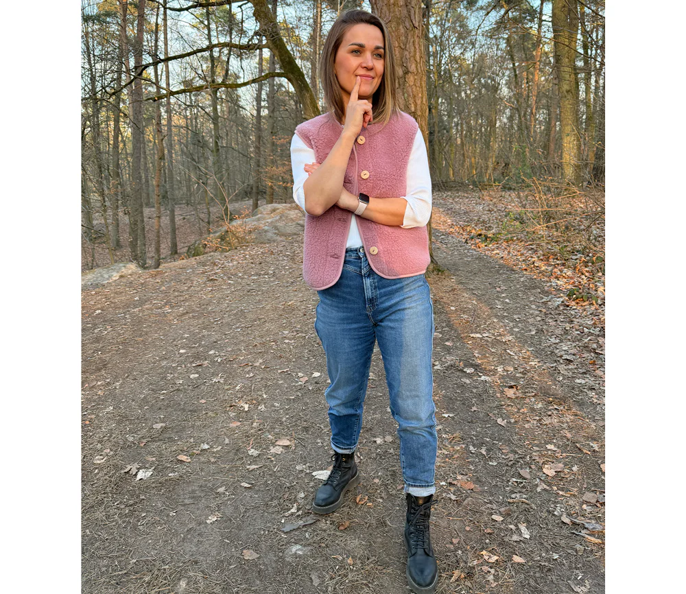 Erwachsenen Weste von Alwero in Altrosa mit Holzknöpfen zum Schließen (getragen von Frau mit schulterlangen Haaren im Wald)