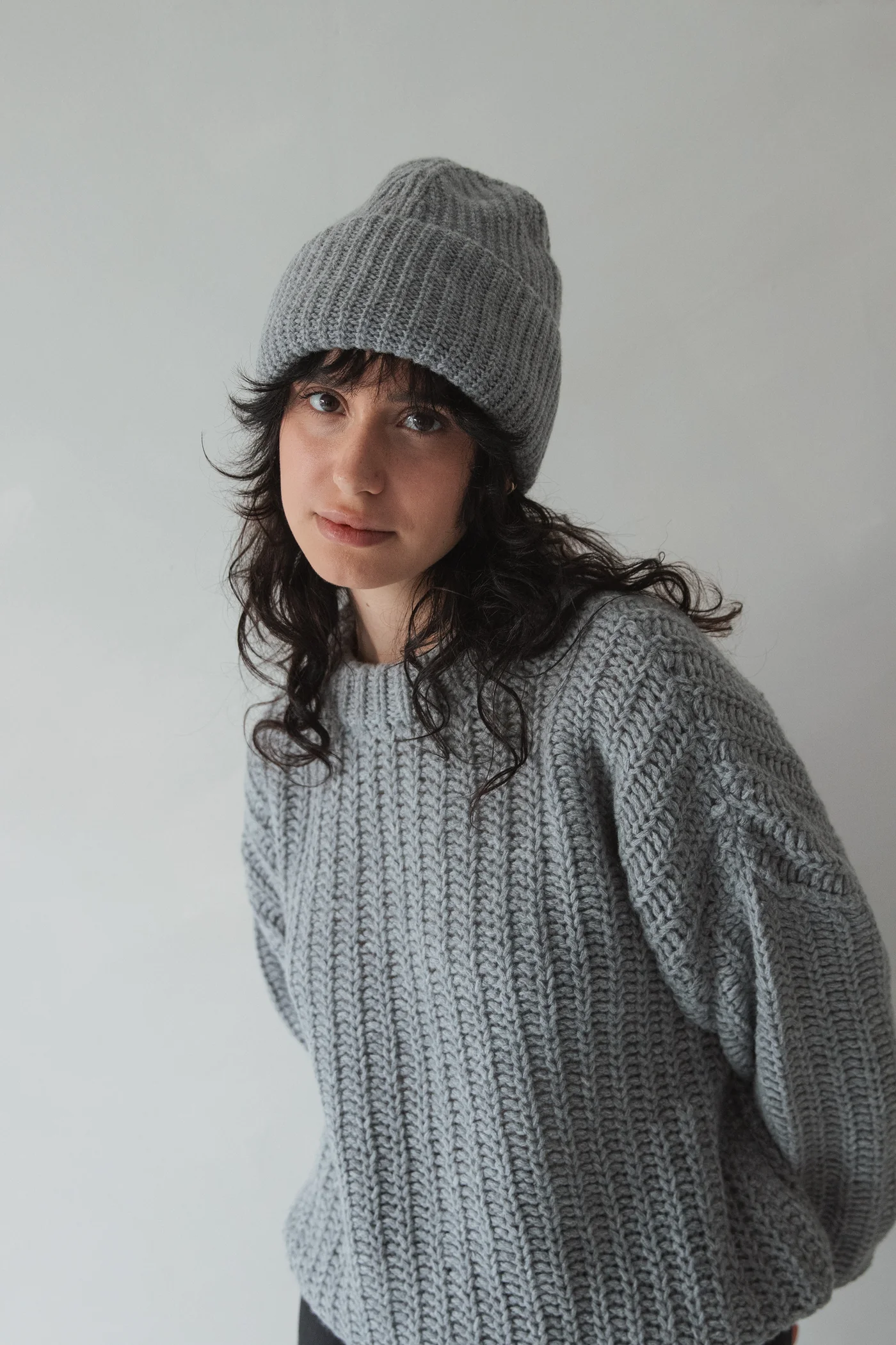 Grobstrickmütze mit breitem Bund in Grey Melange von Clara Himmel