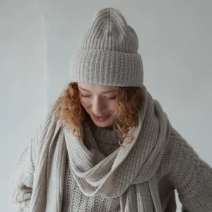 Rippstrickmütze mit breitem Bund in Light Beige von Clara Himmel