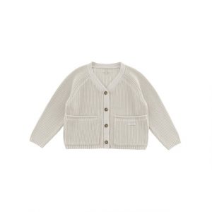 Strickjacke in Off-White Grobstricl mit dunkler abgsetzten Knöpfen und 2 Taschen vorne von Donsje