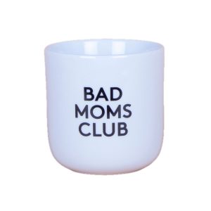 Weißer Becher von Frau Hansen mit schwarzer Aufschrift Bad Moms Club