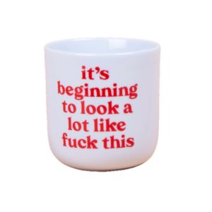 Weißer Becher mit roter Aufschrift its beginning to look a lot like fuck this von Frau Hansen