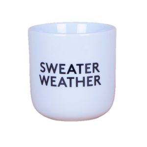 Weißer Becher mit schwarzer Aufschrift Sweater Weather von Frau Hansen