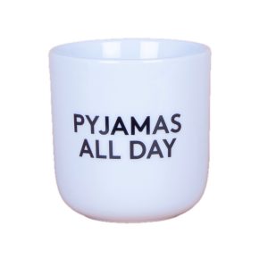 Weißer Becher mit schwarzer Aufschrift Pyjamas all Day von Frau Hansen