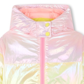 Daunenjacke in pastellen Regenbogenfarben Rosa, Gelb, Hellblau mit Reissverschluss und Kapuze (Detailansicht Kragen vorne mit 2 gelben Druckknöpfen)