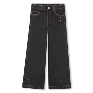 Mädchenjeans von Billieblush schwarz mit weitem Bein und pinken Herznieten an Taschen und Saum