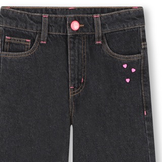 Mädchenjeans von Billieblush schwarz mit weitem Bein und pinken Herznieten an Taschen und Saum (Detailansicht Verschluss mit Pinken Knopf)