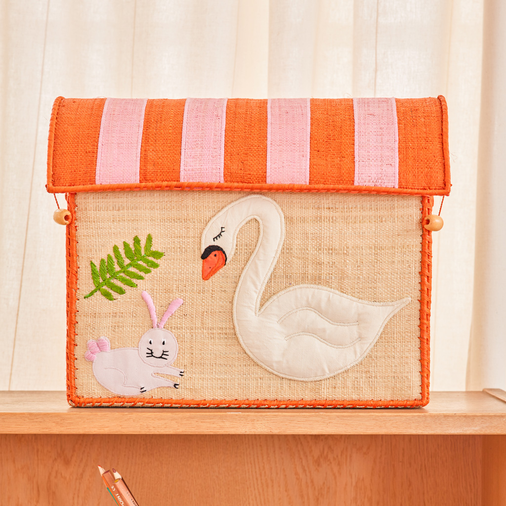 Kleines Raffia Aufbewahrungshaus Natur mit Orange Rosa farbig gestreiftem Dach und vorne einem großen Schwan & einem kleinem Hasen