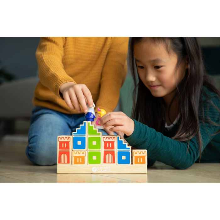 Kinder spielen Camelot Jr. von Smartgames