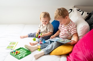2 Kinder die zusammen Rotkäppchen von Smartgames spielen