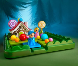 Smart Games Hänsel & Gretel Grünes Spielbrett mit Spielfiguren Hänsel, Hexenhaus, Lollis & Bonbons mit nächtlichem Hintergrund