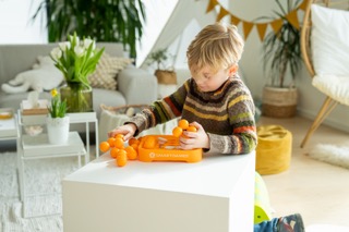 IQ XXL von Smart Games - Orangefarbiges Spielbrett mit weißen Kugeln