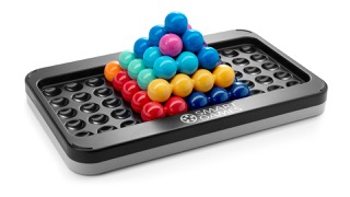 großes schwarzes Spielbrett mit bunten Kugel IQ Puzzler Pro XXL