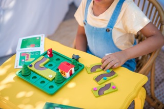 Smart Games Rotkppchen Grünes Spielbret mit Spielfiguren Straßen Haus und Rotkäppchen